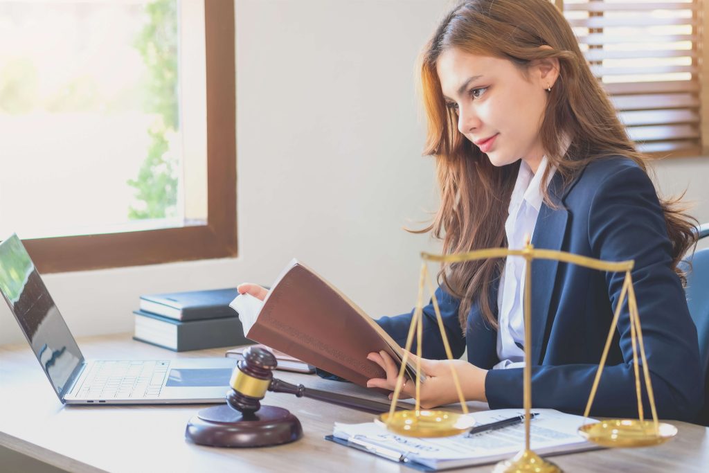 סטודנטית למשפטים במהלך כתיבת עבודה סמינריונית במשפטים