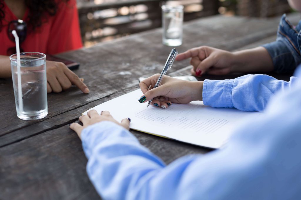 כותב מקצועי מעניק שיעור פרטי לעזרה בכתיבת סמינריון